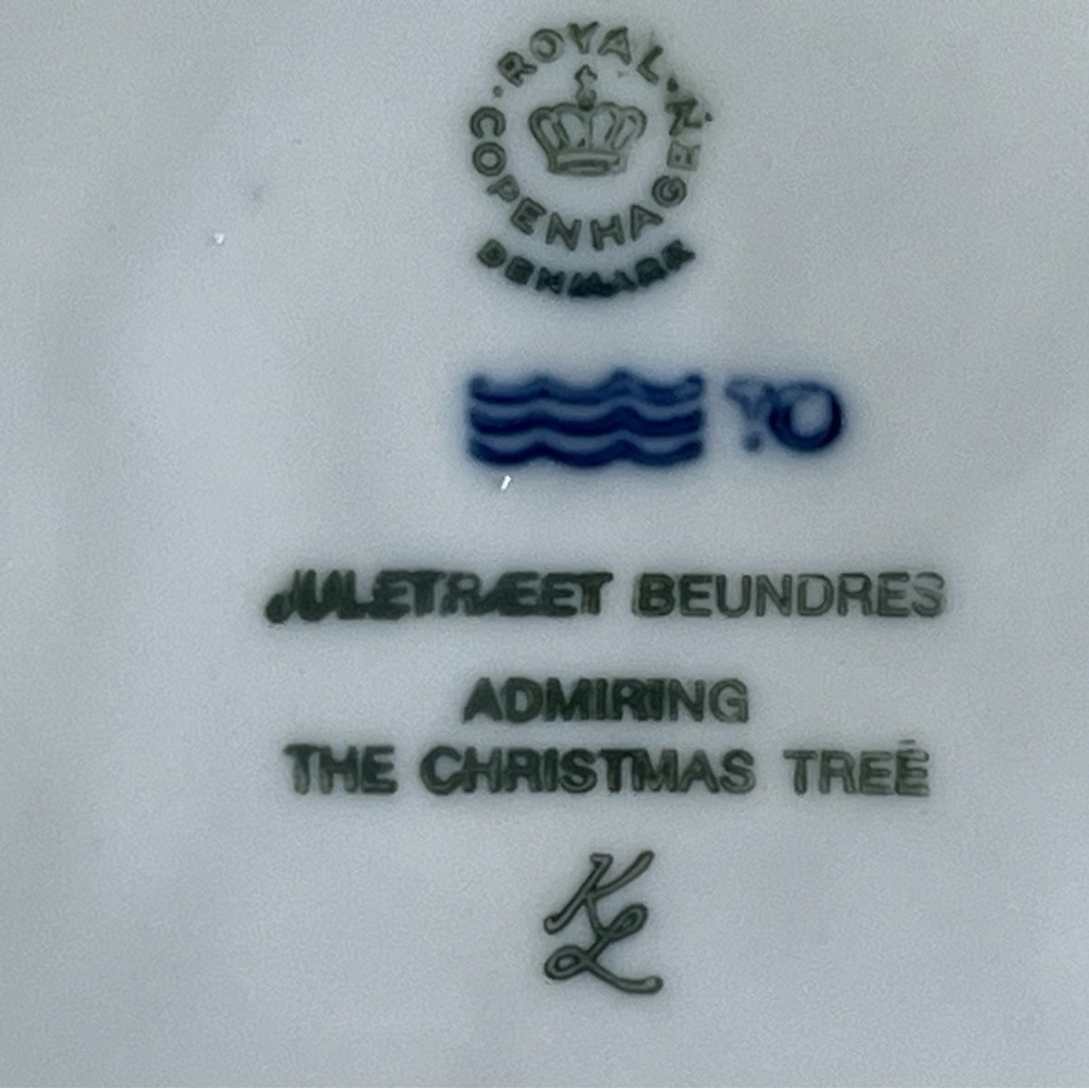 1981 Royal Copenhagen Christmas Plate “Admiring The Christmas Tree” - Picture 5 of 6